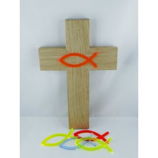 Holzkreuz aus Eiche mit eingelassenem Fischsymbol aus Acryl